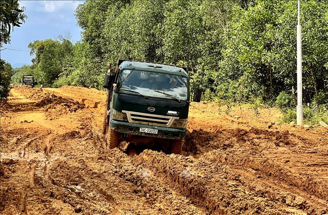 Tuyến đường đi qua thôn Hải Hòa (xã Hải Thái, huyện Gio Linh) dài hơn 2km ngập trong bùn đất khiến phương tiện giao thông đi lại rất khó khăn. Ảnh: Nguyên Linh-TTXVN