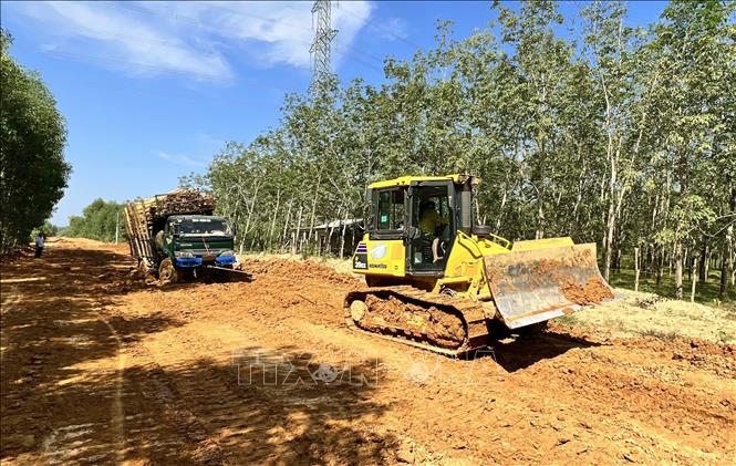 Người dân phải dùng máy húc để kéo các xe chở hàng thoát qua khỏi những đoạn đường sình lầy ở thôn Hải Hòa (xã Hải Thái, huyện Gio Linh). Ảnh: Nguyên Linh-TTXVN