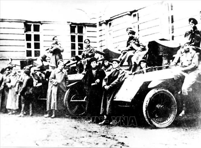 Lực lượng thiết giáp bảo vệ Điện Smolny - nơi đặt sở chỉ huy của V.I.Lenin và Đảng Bolshevik trong những ngày Cách mạng Tháng Mười năm 1917. Ảnh: Tư liệu quốc tế/TTXVN phát