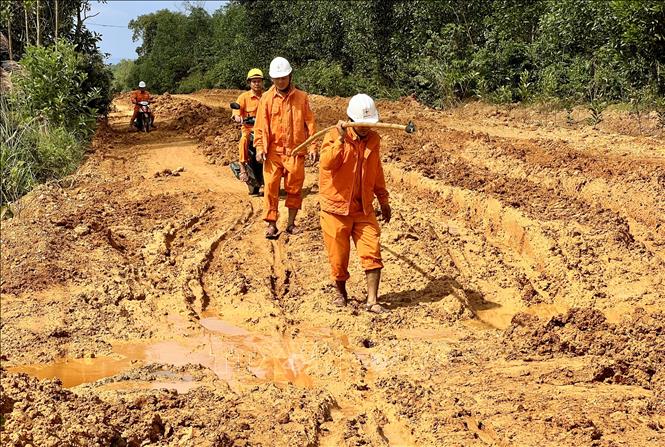 Tuyến đường đang thi công đi qua thôn Hải Hòa (xã Hải Thái, huyện Gio Linh) dài hơn 2km ngập trong bùn đất khiến giao thông đi lại rất khó khăn. Ảnh: Nguyên Linh-TTXVN