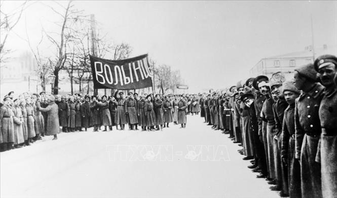 Tháng 2/1917 (theo lịch Nga cũ), chống lại lệnh của Sa hoàng đàn áp phong trào biểu tình, binh lính của Trung đoàn Bảo vệ cuộc sống Volynsky đã đứng về phía V.I.Lenin và đảng Bolshevik trong cuộc Cách mạng Tháng Hai - tiền đề quan trọng dẫn tới của cuộc Cách mạng Tháng Mười. Ảnh: Tư liệu quốc tế/TTXVN phát
