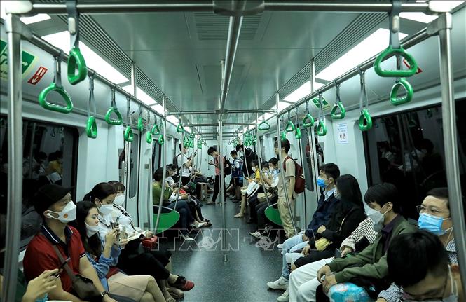 70% of passengers on Cat Linh - Ha Dong elevated urban railway use monthly tickets, a sign of the line's effective operation. VNA Photo: Huy Hùng, Tuấn Anh 