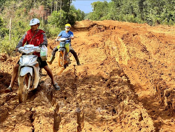 Tuyến đường đang thi công ngập trong bùn đất khiến người dân thôn Hải Hòa (xã Hải Thái, huyện Gio Linh) đi lại rất khó khăn. Ảnh: Nguyên Linh-TTXVN