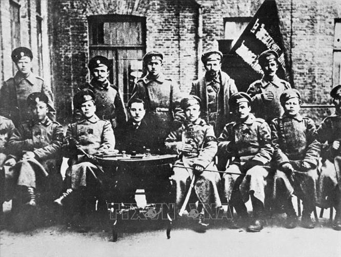 Những ủy viên đội võ trang của Hội đồng công nhân thành phố Lagan (1917). Ảnh: Tư liệu quốc tế/TTXVN phát