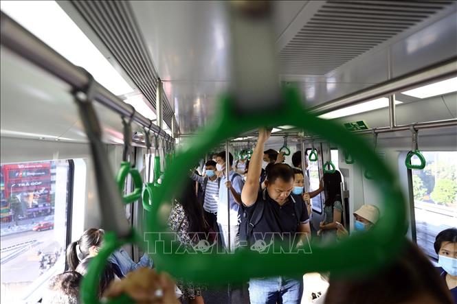 70% of passengers on Cat Linh - Ha Dong elevated urban railway use monthly tickets, a sign of the line's effective operation. VNA Photo: Huy Hùng, Tuấn Anh 