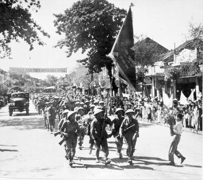 Dưới ánh sáng soi đường, dẫn lối của Cách mạng Tháng Mười Nga và sự lãnh đạo của Đảng Cộng sản Việt Nam do Chủ tịch Hồ Chí Minh sáng lập và rèn luyện, cách mạng Việt Nam đã đi từ thắng lợi này đến thắng lợi khác, giải phóng dân tộc, kháng chiến chống xâm lược, thống nhất đất nước. Trong ảnh: Bộ đội ta từ các cửa ô tiến vào tiếp quản Thủ đô Hà Nội, ngày 10/10/1954. Ảnh: Tư liệu/TTXVN 