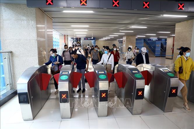 The number of passengers now only reaches 15% of the line’s capacity, requiring the completion of the public transport network to utilise the full potential of urban railways. VNA Photo: Huy Hùng, Tuấn Anh 