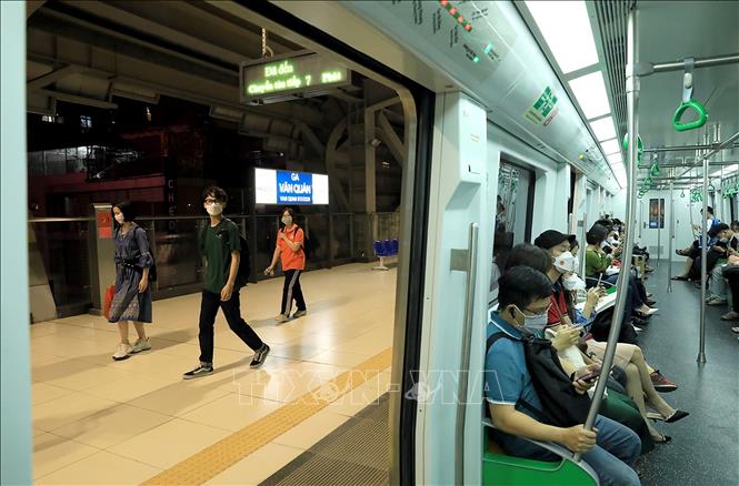 The number of passengers now only reaches 15% of the line’s capacity, requiring the completion of the public transport network to utilise the full potential of urban railways. VNA Photo: Huy Hùng, Tuấn Anh 