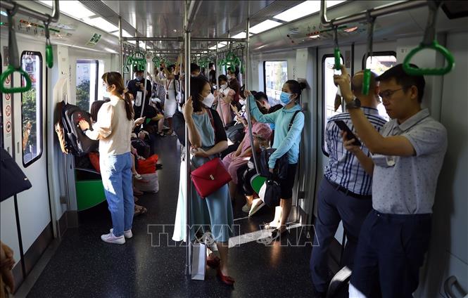The number of passengers now only reaches 15% of the line’s capacity, requiring the completion of the public transport network to utilise the full potential of urban railways. VNA Photo: Huy Hùng, Tuấn Anh 