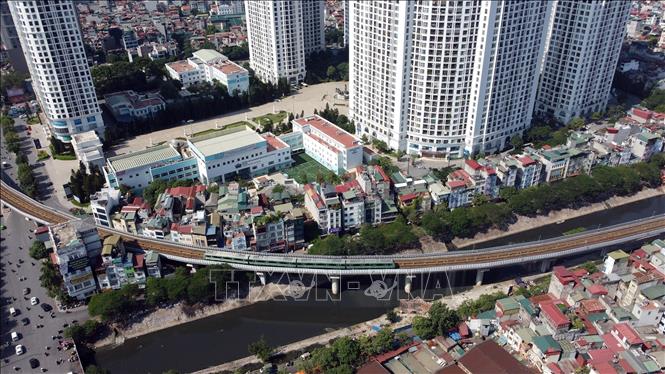 A metro train running across the To Lich River in Thanh Xuan District. VNA Photo: Huy Hùng, Tuấn Anh 