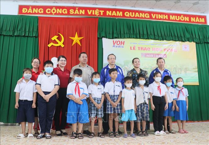 Ban tổ chức Cuộc đua trao học bổng cho học sinh nghèo vượt khó của huyện Vũng Liêm, tỉnh Vĩnh Long. Ảnh: Lê Thúy Hằng - TTXVN