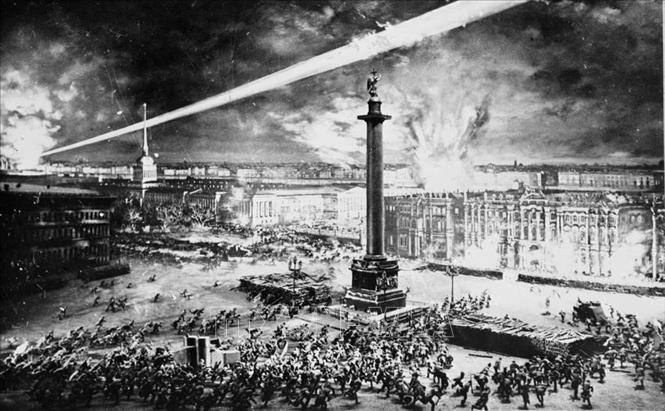 Đêm 7/11/1917 (25/10 theo lịch Nga cũ), quân khởi nghĩa tấn công vào Cung điện Mùa Đông ở Petrograd, mở đầu cuộc Cách mạng Tháng Mười Nga. Ảnh: Tư liệu quốc tế - TTXVN