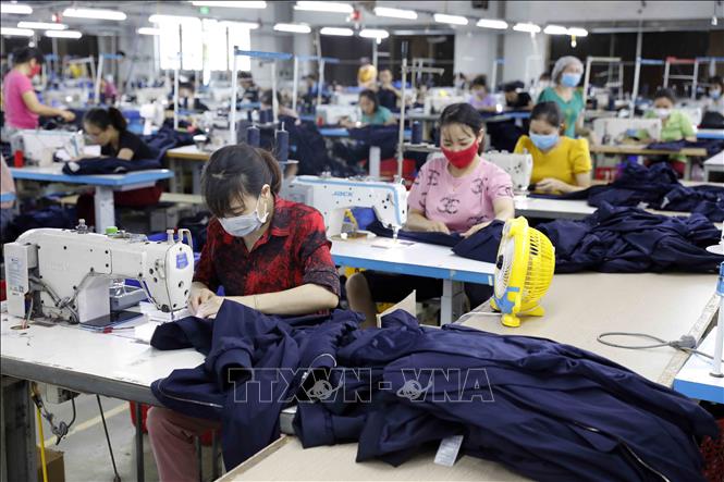 Trong ảnh: May hàng xuất khẩu tại Công ty may Hoàng Tùng. Ảnh: Trần Việt - TTXVN