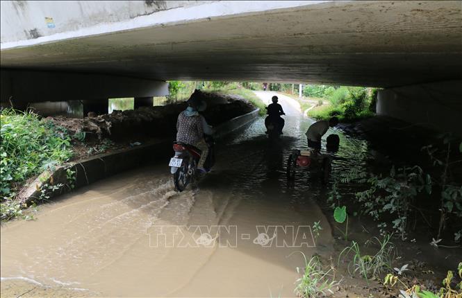 Trong ảnh: Đường Xáng Nhỏ bờ Bắc, đoạn dưới cầu Xáng Nhỏ thường xuyên bị ngập nước. Ảnh: Nhựt An - TTXVN