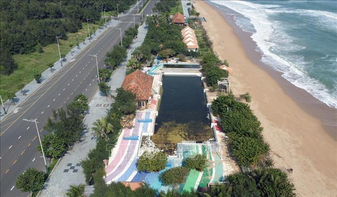 Trong ảnh: Dự án Khu resort Thuận Thảo bị bỏ hoang do liên quan đến khiếu kiện. Ảnh: Xuân Triệu - TTXVN