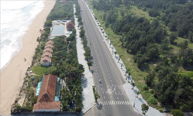 Trong ảnh: Dự án Khu resort Thuận Thảo bị bỏ hoang do liên quan đến khiếu kiện. Ảnh: Xuân Triệu - TTXVN