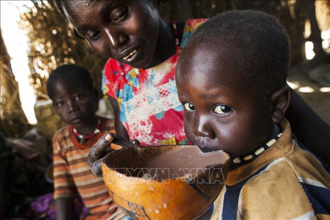 Trong ảnh: Phụ nữ và trẻ em tại một trại tị nạn ở Aweil, Nam Sudan. Ảnh: AFP/TTXVN