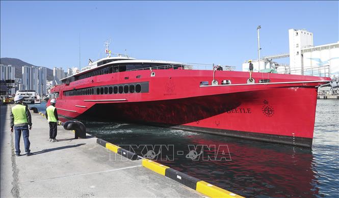 Trong ảnh: Tàu cao tốc của công ty vận tải JR Kyushu Jet Ferry cập cảng Busan, Hàn Quốc, ngày 4/11/2022. Ảnh: YONHAP/TTXVN