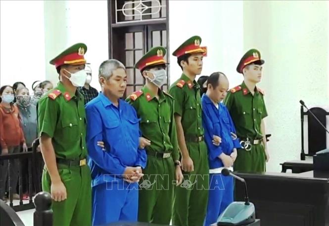 Hai bị cáo đang nghe Hội đồng xét xử Tòa án Nhân dân tỉnh Quảng Trị tuyên án. Ảnh: Nguyên Linh-TTXVN