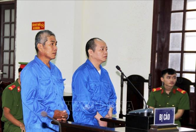 Bị cáo Võ Viết Đạt (bên phải) và đồng phạm Đoàn Thanh Tuấn đứng trước toà. Ảnh: Nguyên Linh-TTXVN