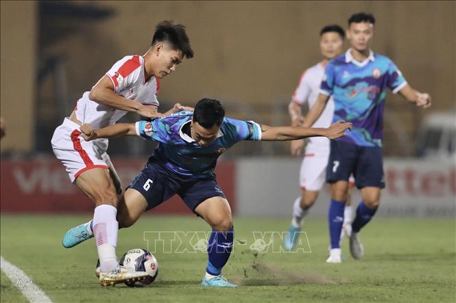 Pha tranh cướp bóng giữa Thanh Thịnh (số 6, Bình Định) và Nhâm Mạnh Dũng (số 99, Viettel). Ảnh: Minh Quyết - TTXVN