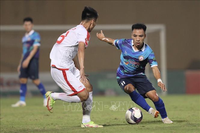 Pha đi bóng lắt léo của cầu thủ Lê Tiến Anh (số 11, Bình Định). Ảnh: Minh Quyết - TTXVN