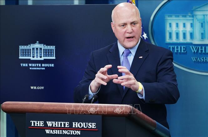 Trong ảnh: Điều phối viên triển khai cơ sở hạ tầng của Nhà Trắng Mitch Landrieu trong cuộc họp báo tại Washington DC., ngày 18/1/2022. Ảnh: AFP/TTXVN