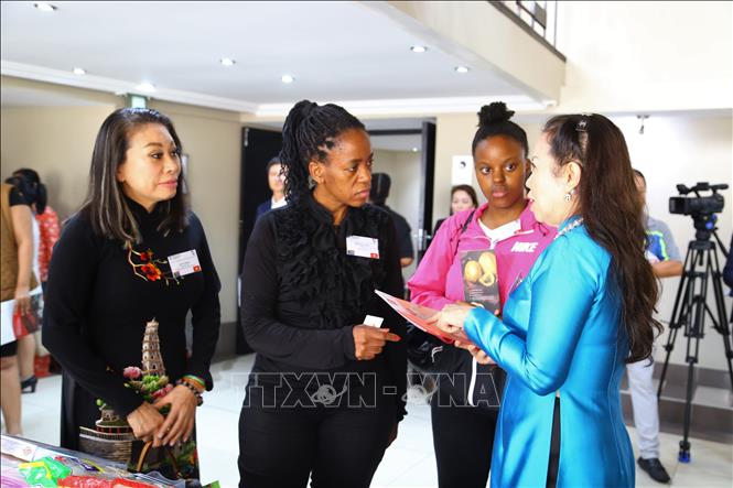 Đại diện Tập đoàn Hồ Gươm giới thiệu sản phẩm tại Diễn đàn. Ảnh: Hồng Minh - PV TTXVN tại Nam Phi