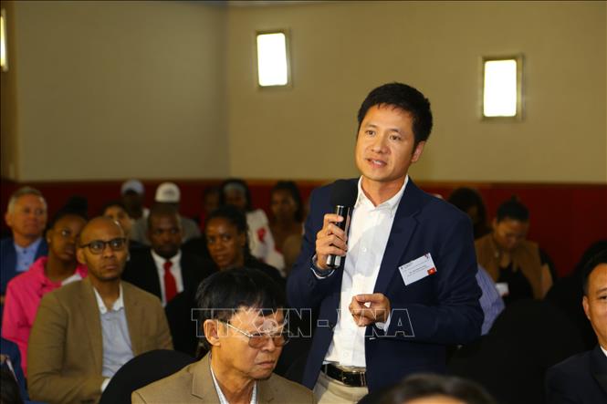 Đại diện doanh nghiệp Việt Nam tại Nam Phi giới thiệu về tiềm năng và khó khăn trong hoạt động tại thị trường Nam Phi. Ảnh: Hồng Minh - PV TTXVN tại Nam Phi