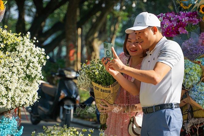 Chụp ảnh cùng xe hoa với các loại hoa theo mùa luôn mang đến cho mỗi người những cảm xúc khác nhau. Ảnh: Khánh Hoà - TTXVN