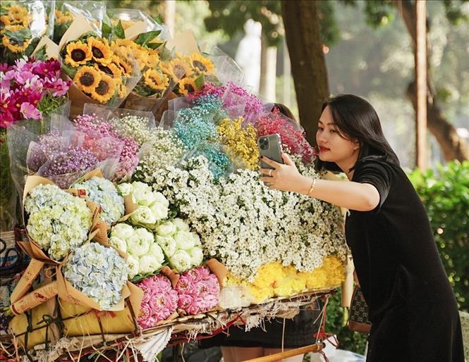 Các xe hoa rực rỡ luôn thu hút sự chú ý của phái đẹp. Ảnh: Khánh Hoà - TTXVN