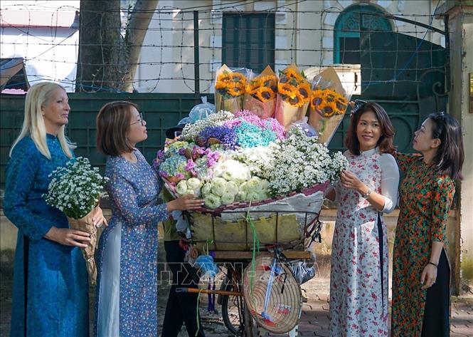 Du khách khi đến với Hà Nội luôn thích thú với các xe hoa rong. Ảnh: Khánh Hoà - TTXVN