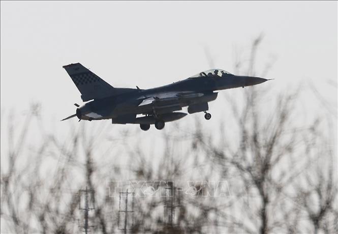 Trong ảnh: Máy bay chiến đấu F-16 của Mỹ chuẩn bị hạ cánh xuống căn cứ không quân Osan ở Pyeongtaek (Hàn Quốc) ngày 4/11/2022. Ảnh: AFP/TTXVN