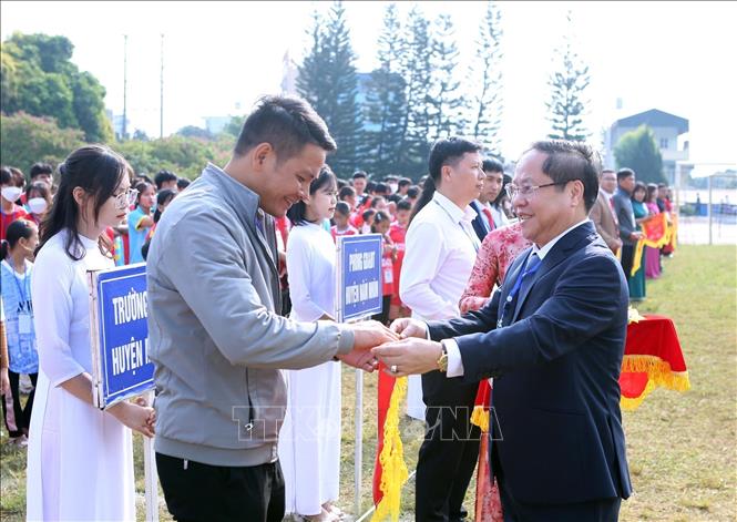 Phó Chủ tịch Thường trực UBND tỉnh Lai Châu Tống Thanh Hải tặng cờ lưu niệm cho các đoàn có vận động viên tham gia Hội khỏe Phù Đổng lần thứ VIII. Ảnh: Quý Trung – TTXVN