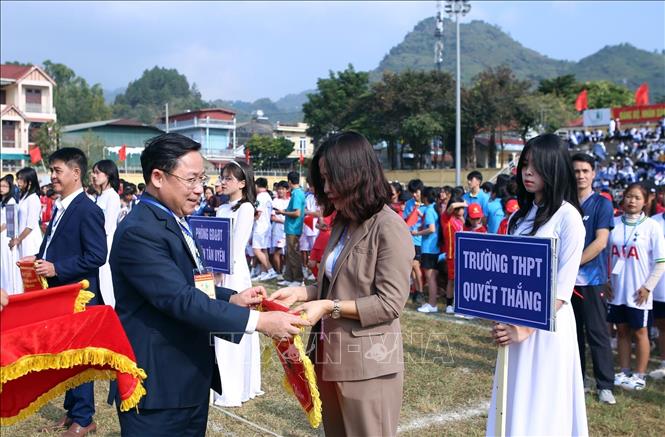 Giám đốc Sở Giáo dục và Đào tạo tỉnh Lai Châu, Trưởng Ban tổ chức Hội khỏe Đinh Trung Tuấn tặng cờ lưu niệm cho các đoàn có vận động viên tham gia thi đấu. Ảnh: Quý Trung – TTXVN