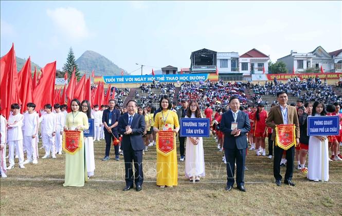 Phó Chủ tịch Thường trực UBND tỉnh Lai Châu Tống Thanh Hải (bên trái) và Giám đốc Sở Giáo dục và Đào tạo tỉnh Lai Châu, Trưởng Ban tổ chức Hội khỏe Phù Đổng lần thứ VIII Đinh Trung Tuấn tặng cờ lưu niệm cho các đoàn có vận động viên tham gia Hội khỏe Phù Đổng lần thứ VIII năm 2022. Ảnh: Quý Trung – TTXVN