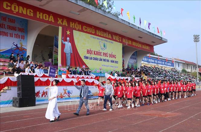 Đoàn vận động viên của Trường THPT Chuyên Lê Quý Đôn tham gia biểu dương lực lượng.  Ảnh: Quý Trung – TTXVN