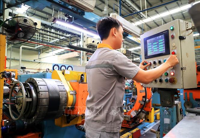 Trong ảnh: Điều khiển công nghệ tự động sản xuất lốp ô tô.
Ảnh: Hồng Đạt - TTXVN
