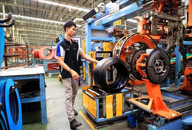 Trong ảnh: Công nhân kỹ thuật làm việc trong xưởng sản xuất lốp ô tô, Công ty TNHH Sailun Việt Nam, Khu công nghiệp Phước Đông, huyện Gò Dầu, tỉnh Tây Ninh. Ảnh: Hồng Đạt - TTXVN
