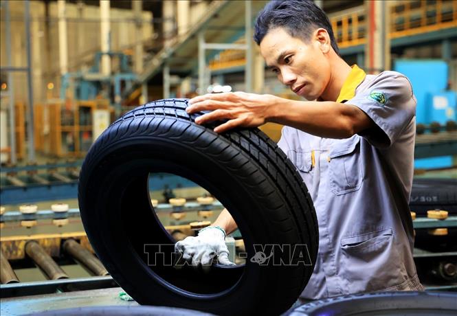 Trong ảnh: Công đoạn kiểm tra thành phẩm lốp ô tô.
Ảnh: Hồng Đạt - TTXVN
