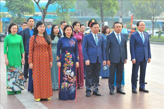 Trong ảnh: Bí thư Thành ủy Hà Nội Đinh Tiến Dũng cùng đoàn dâng hoa tại Tượng đài V.I Lê Nin. Ảnh: Minh Đức - TTXVN

