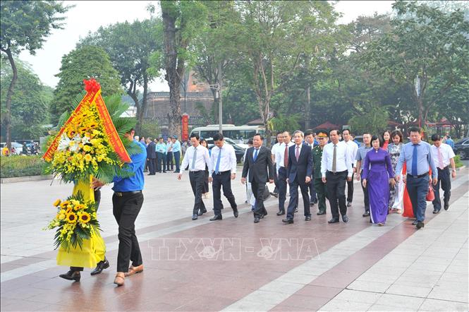 Trong ảnh: Quận ủy, HDND, UBND, MTTQ quận Ba Đình dâng hoa tại Tượng đài V.I Lê Nin. Ảnh: Minh Đức - TTXVN