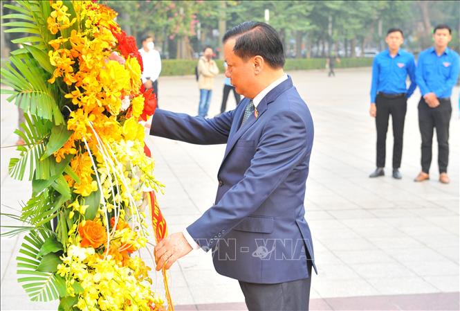Trong ảnh: Bí thư Thành ủy Hà Nội Đinh Tiến Dũng cùng đoàn dâng hoa tại Tượng đài V.I Lê Nin. Ảnh: Minh Đức - TTXVN

