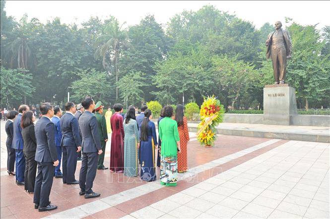 Trong ảnh: Bí thư Thành ủy Hà Nội Đinh Tiến Dũng cùng đoàn dâng hoa tại Tượng đài V.I Lê Nin. Ảnh: Minh Đức - TTXVN

