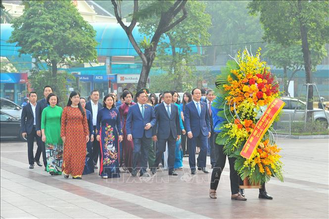 Trong ảnh: Bí thư Thành ủy Hà Nội Đinh Tiến Dũng cùng đoàn dâng hoa tại Tượng đài V.I Lê Nin. Ảnh: Minh Đức - TTXVN

