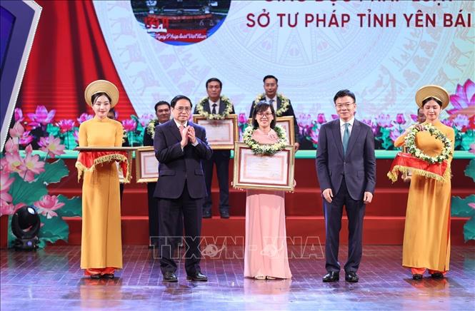 Collectives and individuals with outstanding achievements in law dissemination and education were also awarded the PM’s certificates of merit at the event. VNA Photo: Dương Giang