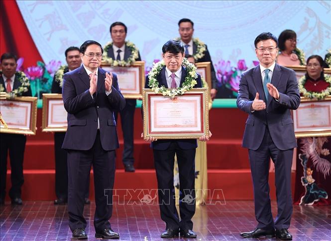 Collectives and individuals with outstanding achievements in law dissemination and education were also awarded the PM’s certificates of merit at the event. VNA Photo: Dương Giang