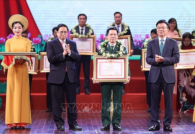 Collectives and individuals with outstanding achievements in law dissemination and education were also awarded the PM’s certificates of merit at the event. VNA Photo: Dương Giang