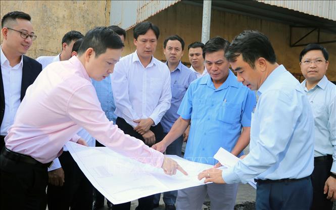 Trong ảnh: Chủ tịch UBND thành phố Hải Phòng Nguyễn Văn Tùng ( thứ 2, từ phải sang) kiểm tra tiến độ các dự án trọng điểm. Ảnh: Hoàng Ngọc - TTXVN