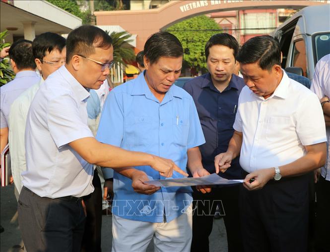 Trong ảnh: Chủ tịch UBND thành phố Hải Phòng Nguyễn Văn Tùng ( giữa) kiểm tra tiến độ các dự án trọng điểm. Ảnh: Hoàng Ngọc - TTXVN